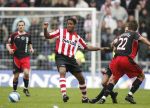 Eindhoven, 18 Maart 2007 Kompetitiewedstrijd PSV-AJAX, eindstand 1-5 Seizoen 2006/2007
Patrick Kluivert in duel met Zdenek Grygera