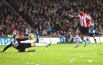 Eindhoven, 30 December 2006 Kompetitiewedstrijd PSV-FC Ado Den Haag, eindstand 2-1 Seizoen 2006/2007
Patrick Kluivert passeert doelman Robert Zwinkels
Foto: Ronald Otter
