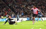 Eindhoven, 30 December 2006 Kompetitiewedstrijd PSV-FC Ado Den Haag, eindstand 2-1 Seizoen 2006/2007
Patrick Kluivert passeert doelman Robert Zwinkels
Foto: Ronald Otter
