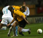 Breda, 28 Februari 2007
NAC-PSV, eindstand 3-0 Wedstrijd KNVB-beker 1/4 finale Seizoen 2006/2007
Patrick Zwaanswijk en Arne Slot in duel met Jefferson Farfan