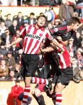 Eindhoven, 18 Maart 2007 Kompetitiewedstrijd PSV-AJAX, eindstand 1-5 Seizoen 2006/2007
Phillip Cocu in duel metZdenek Grygera