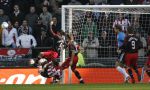 Eindhoven, 18 Maart 2007 Kompetitiewedstrijd PSV-AJAX, eindstand 1-5 Seizoen 2006/2007
Phillip Cocu wordt onderuit gelopen door Urby Emanuelson