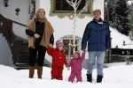 Lech 11 februari 2007
Maxima Prins Willem Alexander Amalia Alexia Koningin Beatrix Prins Constantijn Prinses Laurentien met Prinses Eloise Prins Claus Cazimir en Eleonore op vakatie in Lech.