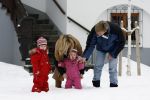 Lech 11 februari 2007
Maxima Prins Willem Alexander Amalia Alexia Koningin Beatrix Prins Constantijn Prinses Laurentien met Prinses Eloise Prins Claus Cazimir en Eleonore op vakatie in Lech.
