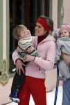 Lech 11 februari 2007
Maxima Prins Willem Alexander Amalia Alexia Koningin Beatrix Prins Constantijn Prinses Laurentien met Prinses Eloise Prins Claus Cazimir en Eleonore op vakatie in Lech.
peter Smulders bv