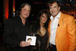 Hilversum 23 februari 2007
Presentatie  cd Gerard Joling . De moeder van Gerard reikt de cd uit op schaatsen. Rachel Hazes Gerard en Tommy Peters