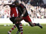 Eindhoven, 18 Maart 2007 Kompetitiewedstrijd PSV-AJAX, eindstand 1-5 Seizoen 2006/2007
Ryan Babel in duel met Eduardo Alcides