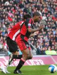 Eindhoven, 18 Maart 2007 Kompetitiewedstrijd PSV-AJAX, eindstand 1-5 Seizoen 2006/2007
Ryan Babel in duel met Ibrahim Afellay