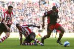 Eindhoven, 18 Maart 2007 Kompetitiewedstrijd PSV-AJAX, eindstand 1-5 Seizoen 2006/2007
Ryan Babel in duel met Ibrahim Afellay