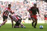 Eindhoven, 18 Maart 2007 Kompetitiewedstrijd PSV-AJAX, eindstand 1-5 Seizoen 2006/2007
Ryan Babel in duel met Ibrahim Afellay