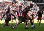 Eindhoven, 18 Maart 2007 Kompetitiewedstrijd PSV-AJAX, eindstand 1-5 Seizoen 2006/2007
Ryan Babel wordt op de huid gezeten door Ibrahim Afellay, links Edsion Mendez
