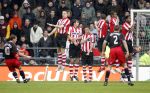 Eindhoven, 18 Maart 2007 Kompetitiewedstrijd PSV-AJAX, eindstand 1-5 Seizoen 2006/2007
Timmy Simons samen metPhillip Cocu, Ibrahim Afellay, Eduardo Alcides en Patrick Kluivert proberen een doelpunt te voorkomen op de vrije trap van Wesley Sneijder