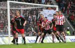 Eindhoven, 18 Maart 2007 Kompetitiewedstrijd PSV-AJAX, eindstand 1-5 Seizoen 2006/2007
Timmy Simons wordt omklemt door John Heitinga