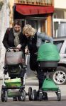 Amsterdam 13 maart 2007
Toske Ragas achter de kinderwagen met daarin haar dochter Leentje.
