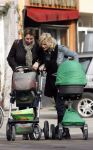 Amsterdam 13 maart 2007
Tooske Ragas achter de kinderwagen met daarin haar dochter Leentje.