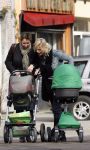 Amsterdam 13 maart 2007
Toske Ragas achter de kinderwagen met daarin haar dochter Leentje.