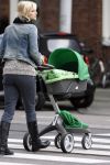 Amsterdam 13 maart 2007
Toske Ragas achter de kinderwagen met daarin haar dochter Leentje.