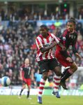 Eindhoven, 18 Maart 2007 Kompetitiewedstrijd PSV-AJAX, eindstand 1-5 Seizoen 2006/2007
Urby Emanuelson in duel met Edison Mendez