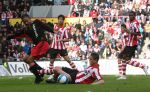 Eindhoven, 18 Maart 2007 Kompetitiewedstrijd PSV-AJAX, eindstand 1-5 Seizoen 2006/2007
Urby Emanuelson in duel met Ibrahim Afellay