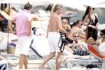 Ibiza 9 juli 2009
Wesley Sneijder en Yolanthe Cabau v Kasbergen met zus op ibiza , Wesley had een hele grote boot gehuurd en ging lunchen bij de populaire strandtent Blue Marlin. Albert den Ieseger en Edwin Bredius
Peter Smulders bv