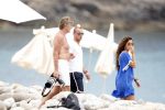 Ibiza 9 juli 2009
Wesley Sneijder en Yolanthe Cabau v Kasbergen met zus op ibiza , Wesley had een hele grote boot gehuurd en ging lunchen bij de populaire strandtent Blue Marlin. Albert den Ieseger en Edwin Bredius
Peter Smulders bv