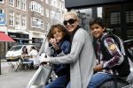 Amsterdam 15 juni 2009
Angela v Hulten met haar zoons Justin en Ruben Kluivert op vespa scooter.
Peter Smulders bv