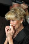 Oud Loosdrecht, 11 Maart 2010
Receptie t.g.v. 50 jaar artiest zijn van Anneke Gronloh
Anneke Gronloh vol met emoties
Foto Peter Smulders BV