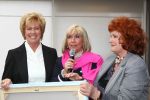 Oud Loosdrecht, 11 Maart 2010
Receptie t.g.v. 50 jaar artiest zijn van Anneke Gronloh
Anneke Gronloh met het schildereij van haar overleden echtgenoot Wim Jaap v d Laan verder op de foto Bart Peeters, Willeke alberti, Imca Marina en Ria Valk
Foto Peter Smulders BV