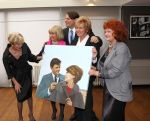 Oud Loosdrecht, 11 Maart 2010
Receptie t.g.v. 50 jaar artiest zijn van Anneke Gronloh
Anneke Gronloh met het schildereij van haar overleden echtgenoot Wim Jaap v d Laan verder op de foto Bart Peeters, Willeke alberti, Imca Marina en Ria Valk
Foto Peter Smulders BV
