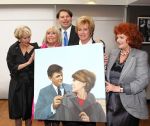Oud Loosdrecht, 11 Maart 2010
Receptie t.g.v. 50 jaar artiest zijn van Anneke Gronloh
Anneke Gronloh met het schildereij van haar overleden echtgenoot Wim Jaap v d Laan verder op de foto Bart Peeters, Willeke alberti, Imca Marina en Ria Valk
Foto Peter Smulders BV