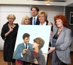 Oud Loosdrecht, 11 Maart 2010
Receptie t.g.v. 50 jaar artiest zijn van Anneke Gronloh
Anneke Gronloh met het schildereij van haar overleden echtgenoot Wim Jaap v d Laan verder op de foto Bart Peeters, Willeke alberti, Imca Marina en Ria Valk
Foto Peter Smulders BV