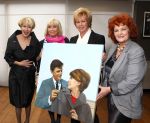 Oud Loosdrecht, 11 Maart 2010
Receptie t.g.v. 50 jaar artiest zijn van Anneke Gronloh
Anneke Gronloh met het schildereij van haar overleden echtgenoot Wim Jaap v d Laan verder op de foto Bart Peeters, Willeke alberti, Imca Marina en Ria Valk
Foto Peter Smulders BV