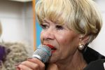 Oud Loosdrecht, 11 Maart 2010
Receptie t.g.v. 50 jaar artiest zijn van Anneke Gronloh
Anneke Gronloh tijdens een klein optreden
Foto Peter Smulders BV