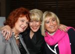Oud Loosdrecht, 11 Maart 2010
Receptie t.g.v. 50 jaar artiest zijn van Anneke Gronloh
Anneke Gronloh samen met Imca Marina en Willeke Alberti
Foto Peter Smulders BV