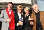 Oud Loosdrecht, 11 Maart 2010
Receptie t.g.v. 50 jaar artiest zijn van Anneke Gronloh
Anneke Gronloh met Peter Koelewijn en Harry v Hoof
Foto Peter Smulders BV