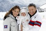 Blatten 23 februari 2010
Marco en Leontien Borsato op skivakantie met hun kinderen Luca Senna en Jada. Ook Armando Vanessa en Chiara Borsato zijn erbij . Moeder Mary was er ook bij.
Peter Smulders bv