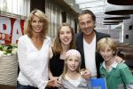 Amsterdam 12 juni 2009
Papa van het jaar verkiezing met Frans Bauer en Koertjan de Bruin met zijn vriendin Charlotte en dochter. Bart Bosch met vrouw en kinderen
Peter Smulders bv