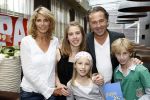Amsterdam 12 juni 2009
Papa van het jaar verkiezing met Frans Bauer en Koertjan de Bruin met zijn vriendin Charlotte en dochter. Bart Bosch met vrouw en kinderen
Peter Smulders bv