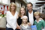 Amsterdam 12 juni 2009
Papa van het jaar verkiezing met Frans Bauer en Koertjan de Bruin met zijn vriendin Charlotte en dochter. Bart Bosch met vrouw en kinderen
Peter Smulders bv