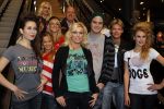 Den Haag 11 februari 2010
Presentatie t shirts van Dutchy puppy bij de sting. Bridget Maasland en haar ouders behartigen de belangen. Thomas Berge Kus Jim Bakkum
Peter Smulders bv