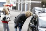 Londen 9 februari 2010
Christina Curry mert vriend Dexter bij haar opengebroken auto.
Peter Smulders bv