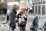 Londen 9 februari 2010
Christina Curry mert vriend Dexter bij haar opengebroken auto.
Peter Smulders bv
