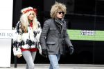 Londen 9 februari 2010
Christina Curry mert vriend Dexter bij haar opengebroken auto.
Peter Smulders bv