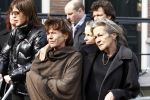 Amsterdam 17 maart 2010
De kist van hans v Mierlo wordt van zijn huis naar de rode hoed gebracht. Zijn vrouw Connie palmen en zijn kinderen zijn daarbij aanwezig.
Peter Smulders bv