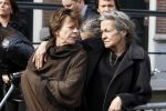 Amsterdam 17 maart 2010
De kist van hans v Mierlo wordt van zijn huis naar de rode hoed gebracht. Zijn vrouw Connie palmen en zijn kinderen zijn daarbij aanwezig.
Peter Smulders bv