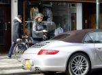 Amsterdam 10 maart 2010
Danielle Overgaag krijgt bekeuring voor niet betaald parkeren op de cornelis schuytstraat. Danielle rijdt in porsche 911 cabrio.
Peter Smulders bv