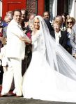 Fijnaart Willemstad 9 mei 2008
Trouwen Frans Bauer en Mariska. Christian Jan en Frans Jr zijn natuurlijk erbij.
Op de foto de vermoorde Tante Doortje Bauer met achter haar, d'r man Giel de Krom    Tante Doortje de Krom
Peter Smulders bv
