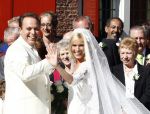 Fijnaart Willemstad 9 mei 2008
Trouwen Frans Bauer en Mariska. Christian Jan en Frans Jr zijn natuurlijk erbij.
Op de foto de vermoorde Tante Doortje Bauer met achter haar, d'r man Giel de Krom    Tante Doortje de Krom
Peter Smulders bv