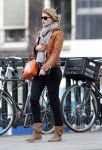 Amsterdam 16 maart 2010
Doutzen Kroes in Amsterdam. Haar vriend Sunnery James komt bij het amerikaanse consulaat blij naar buiten omdat een werkvisum voor Amerika heeft gekregen.
Peter Smulders bv