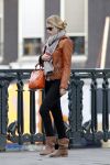 Amsterdam 16 maart 2010
Doutzen Kroes in Amsterdam. Haar vriend Sunnery James komt bij het amerikaanse consulaat blij naar buiten omdat een werkvisum voor Amerika heeft gekregen.
Peter Smulders bv